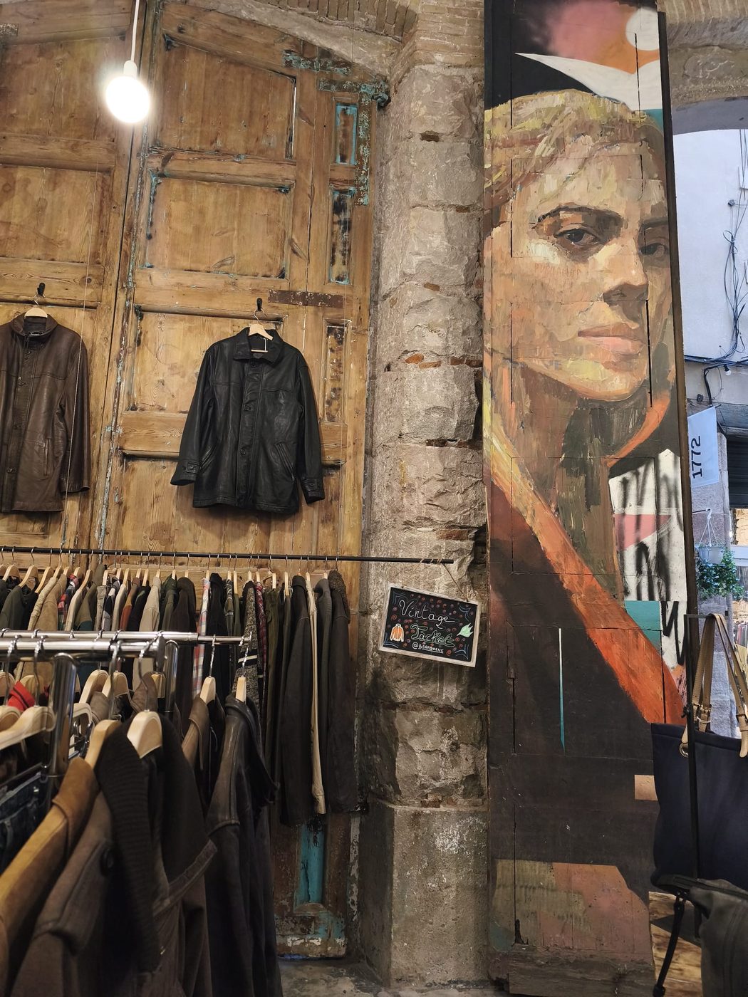 Tienda moda vintage y emergente El Born Barcelona — Tour La Selección NUDO BCN